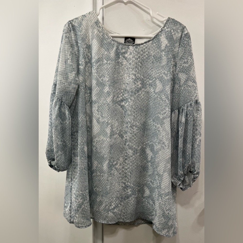 CalStyle Women’s Top Blue & White Snake Print Blouse Size Large NWOT - Picture 3 of 5